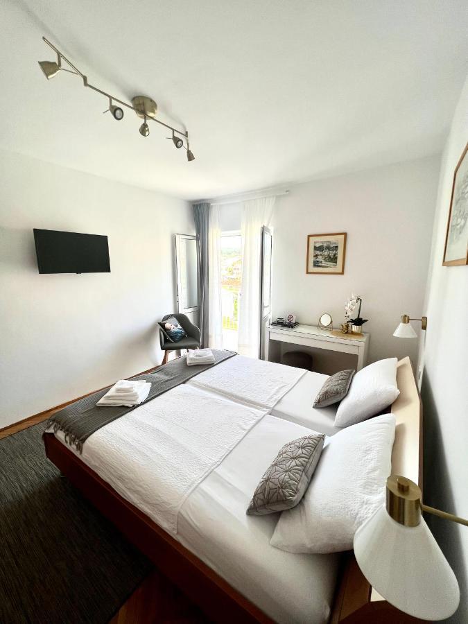Hvar Deluxe Rooms ฮวาร์ ภายนอก รูปภาพ