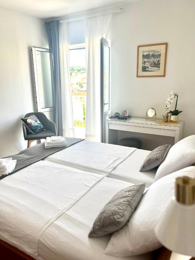 Hvar Deluxe Rooms ฮวาร์ ภายนอก รูปภาพ